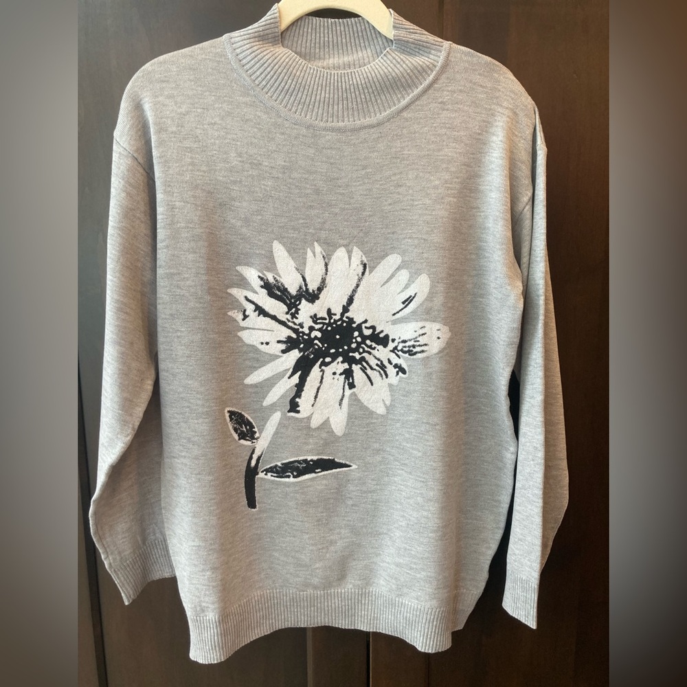 Gray heather flower sweater sz S